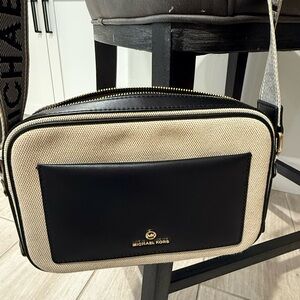 Signature Michael Kors Maeve Large East West Pocket Crossbody